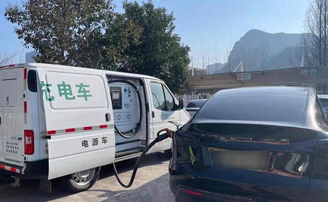 米易汽车搭电